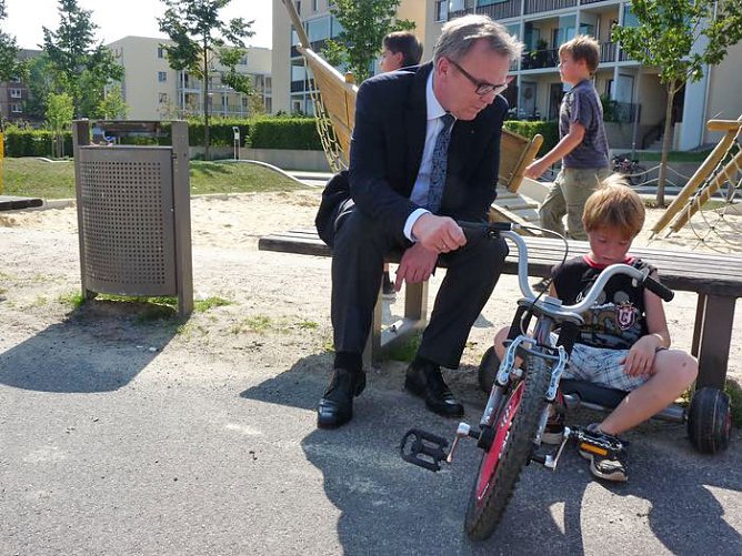 Spielgeräte übergeben (Foto: Karl-Heinz Herrmann) Spielgeräte übergeben (Foto: Karl-Heinz Herrmann)