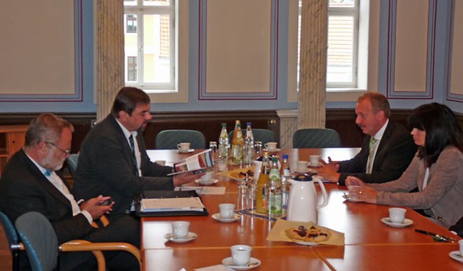 Kampf um Standorte (Foto: Karl-Heinz Herrmann) Kampf um Standorte (Foto: Karl-Heinz Herrmann)