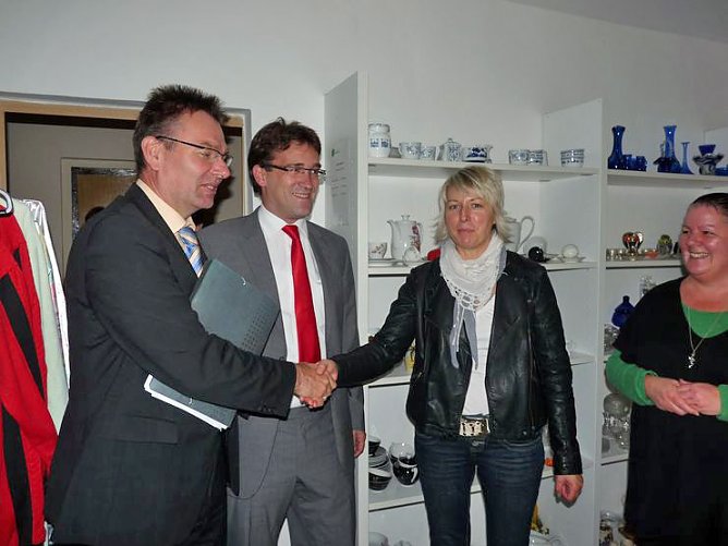 Sozialkaufhaus besucht (Foto: Karl-Heinz Herrmann)