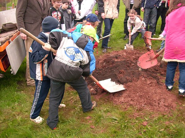 Baumpflanzung (Foto: Karl-Heinz Herrmann)