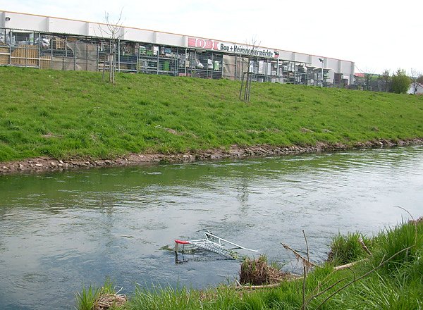 Einkaufswagen in der Wipper (Foto: Karl-Heinz Herrmann)