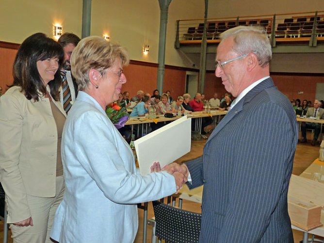 Ehrengabe erhalten (Foto: Karl-Heinz Herrmann)