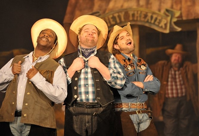 Von links: Marvin Scott (Moose), Joshua Farrier (Sam), Anton Lei&szlig;-Huber (Mingo) (Foto: Theater Nordhausen)