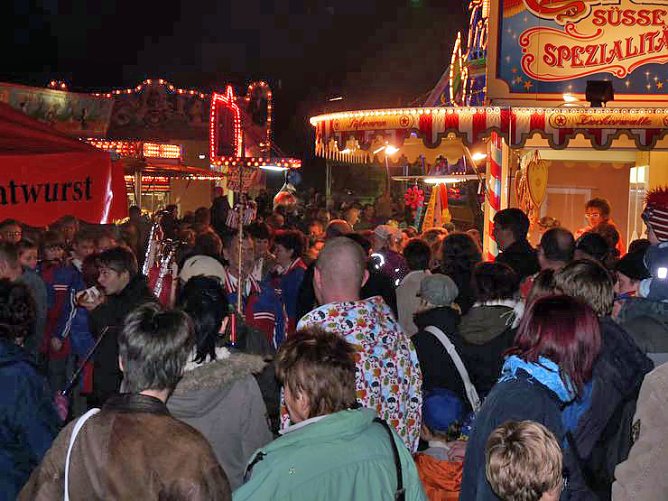 Lindwurm in der Stadt (Foto: Karl-Heinz Herrmann) Lindwurm in der Stadt (Foto: Karl-Heinz Herrmann)