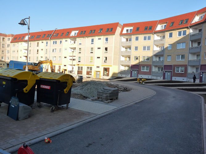 Bautätigkeit beobachtet (Foto: Karl-Heinz Herrmann) Bautätigkeit beobachtet (Foto: Karl-Heinz Herrmann)