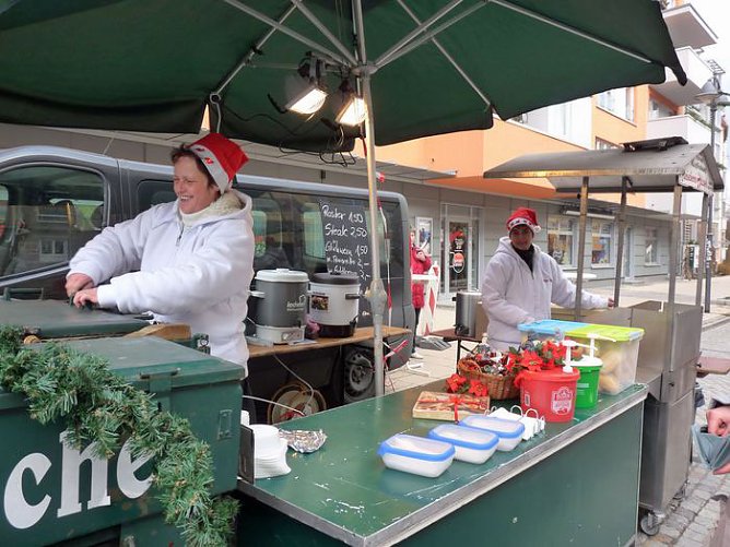 Adventsmarkt gestartet (Foto: Karl-Heinz Herrmann) Adventsmarkt gestartet (Foto: Karl-Heinz Herrmann)