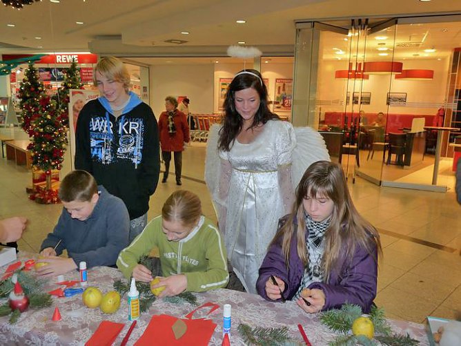 Adventsmarkt gestartet (Foto: Karl-Heinz Herrmann) Adventsmarkt gestartet (Foto: Karl-Heinz Herrmann)