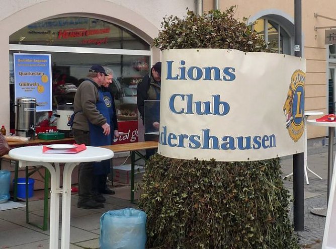 Adventsmarkt gestartet (Foto: Karl-Heinz Herrmann) Adventsmarkt gestartet (Foto: Karl-Heinz Herrmann)