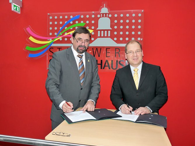 Vertrag besiegelt (Foto: Karl-Heinz Herrmann) Vertrag besiegelt (Foto: Karl-Heinz Herrmann)