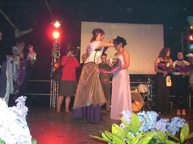 Fliederkönigin Heidi I. (Foto: Karl-Heinz Herrmann) Fliederkönigin Heidi I. (Foto: Karl-Heinz Herrmann)