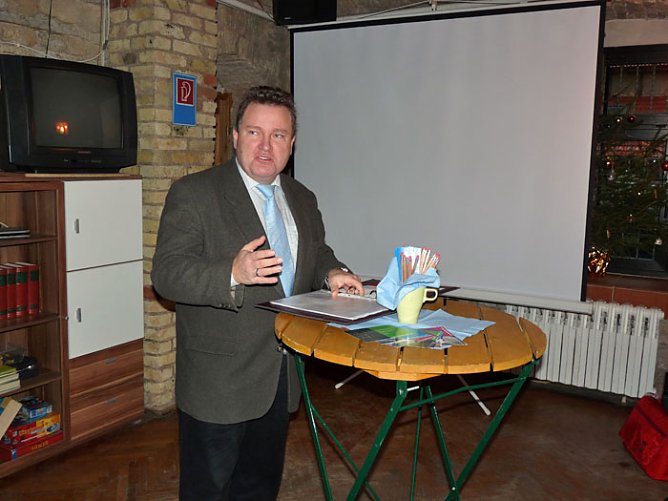 Bildungsbericht &uuml;bergeben. (Foto: Karl-Heinz Herrmann)