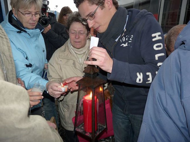 Friedenslicht mit Hindernissen (Foto: Karl-Heinz Herrmann) Friedenslicht mit Hindernissen (Foto: Karl-Heinz Herrmann)
