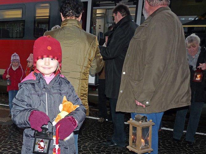 Friedenslicht mit Hindernissen (Foto: Karl-Heinz Herrmann) Friedenslicht mit Hindernissen (Foto: Karl-Heinz Herrmann)