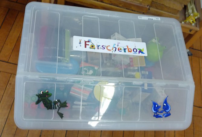 Forscherbox übergeben (Foto: Karl-Heinz Herrmann) Forscherbox übergeben (Foto: Karl-Heinz Herrmann)