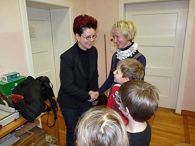 Forscherbox übergeben (Foto: Karl-Heinz Herrmann) Forscherbox übergeben (Foto: Karl-Heinz Herrmann)