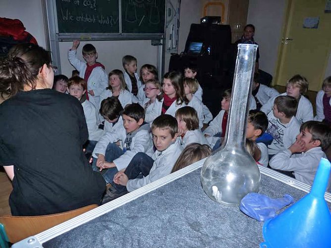 Klimaexperimente im Klassenzimmer (Foto: Karl-Heinz Herrmann) Klimaexperimente im Klassenzimmer (Foto: Karl-Heinz Herrmann)