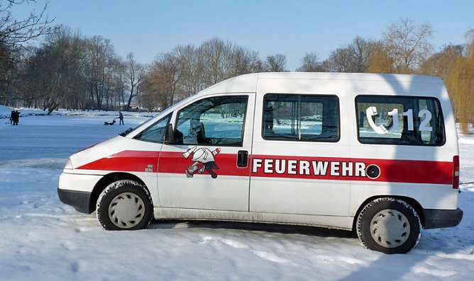 Die Feuerwehr hilft (Foto: Karl-Heinz Herrmann) Die Feuerwehr hilft (Foto: Karl-Heinz Herrmann)