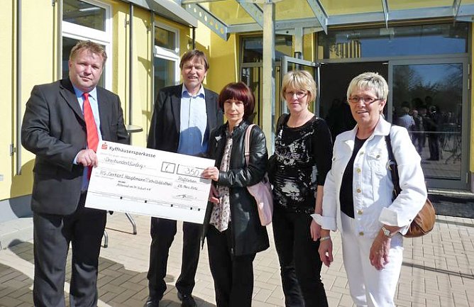 Geld f&uuml;r Bibliothek (Foto: Karl-Heinz Herrmann)