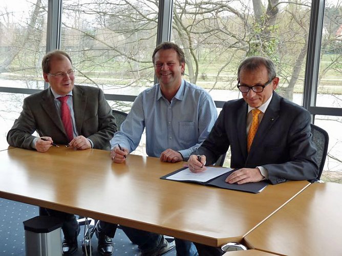 Konzessionsvertrag unterzeichnet (Foto: Karl-Heinz Herrmann)