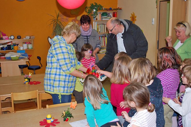Freude bei Kindern und Senioren (Foto: CDU Greußen) Freude bei Kindern und Senioren (Foto: CDU Greußen)