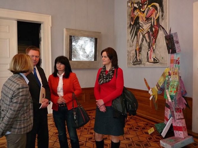 Matschie &uuml;bergibt F&ouml;rderbescheid (Foto: Karl-Heinz Herrmann)