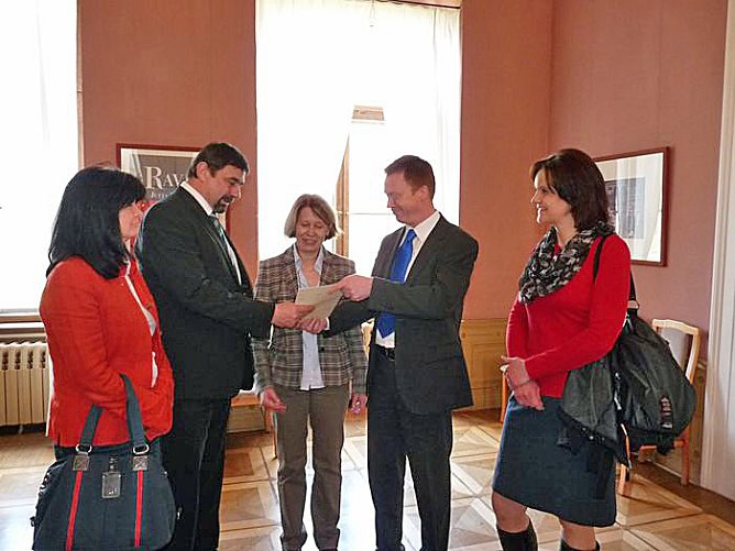 Matschie &uuml;bergibt F&ouml;rderbescheid (Foto: Karl-Heinz Herrmann)