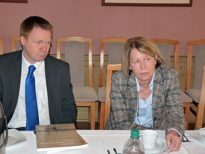 Matschie &uuml;bergibt F&ouml;rderbescheid (Foto: Karl-Heinz Herrmann)