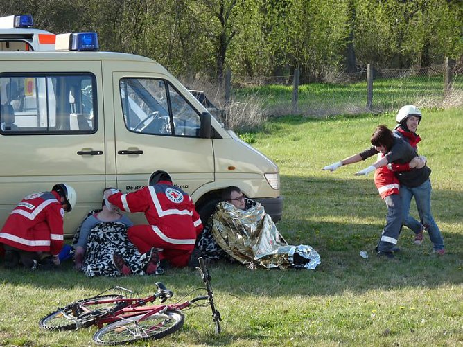 Mit Blaulicht durch Berka (Foto: Karl-Heinz Herrmann)