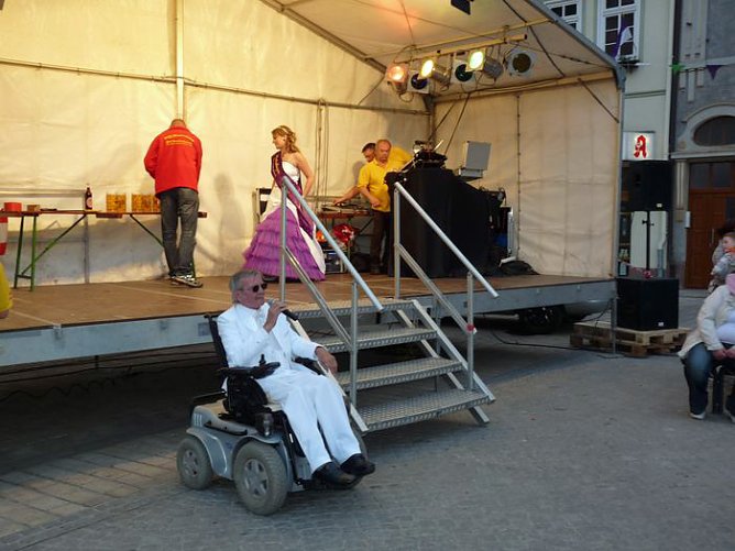 Noch mehr Biertischgarnituren n&ouml;tig (Foto: Karl-Heinz Herrmann)