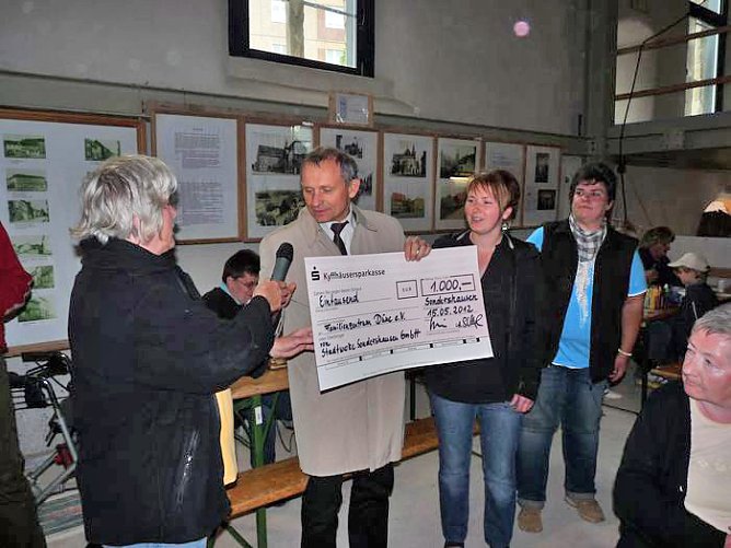 Spende erhalten (Foto: Karl-Heinz Herrmann)