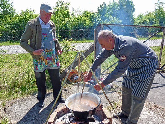 Arbeitseinsatz am Vatertag (Foto: Karl-Heinz Herrmann) Arbeitseinsatz am Vatertag (Foto: Karl-Heinz Herrmann)