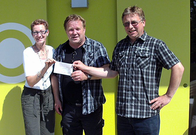 Spende übergeben (Foto: KJFV. Artern e.V.) Spende übergeben (Foto: KJFV. Artern e.V.)