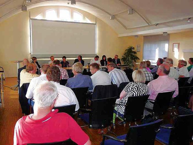 Rege &uuml;ber Energie diskutiert (Foto: Karl-Heinz Herrmann)