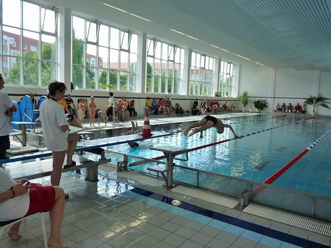 Spannende Schwimmduelle (Foto: Karl-Heinz Herrmann) Spannende Schwimmduelle (Foto: Karl-Heinz Herrmann)