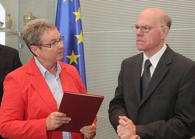 Tätigkeitsbericht übergeben (Foto: Deutscher Bundestag) Tätigkeitsbericht übergeben (Foto: Deutscher Bundestag)