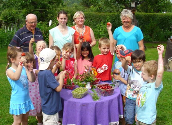 Kinder naschen frische, süße Früchte (Foto: Thomas Leipold) Kinder naschen frische, süße Früchte (Foto: Thomas Leipold)