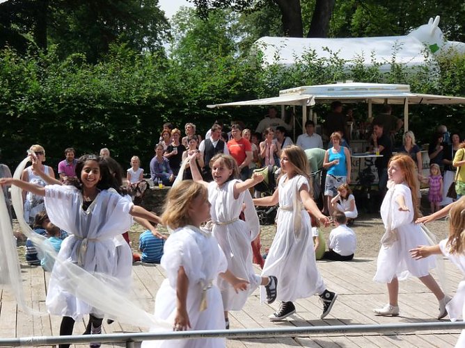 Mit Fest kam die Sonne (Foto: Karl-Heinz Herrmann) Mit Fest kam die Sonne (Foto: Karl-Heinz Herrmann)