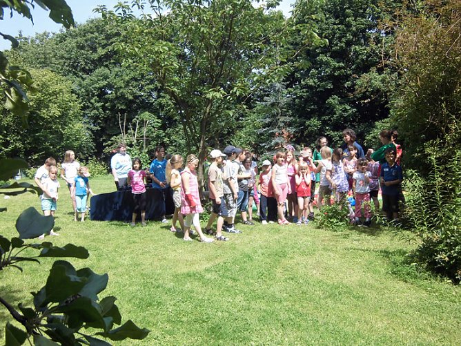 Eine Zeitreise im Pfarrgarten… (Foto: Thomas Wolff) Eine Zeitreise im Pfarrgarten… (Foto: Thomas Wolff)