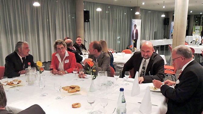 Mit Parlamentariern im Gespräch (Foto: H.-P. Lippert) Mit Parlamentariern im Gespräch (Foto: H.-P. Lippert)