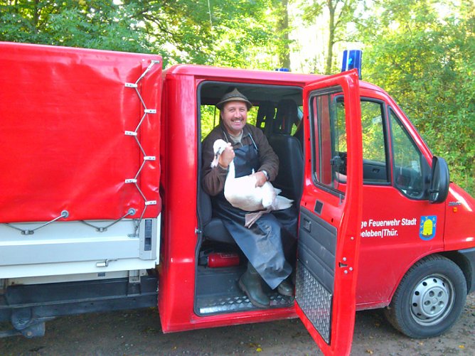 Die Feuerwehr hilft (Foto: Carina Sorber) Die Feuerwehr hilft (Foto: Carina Sorber)