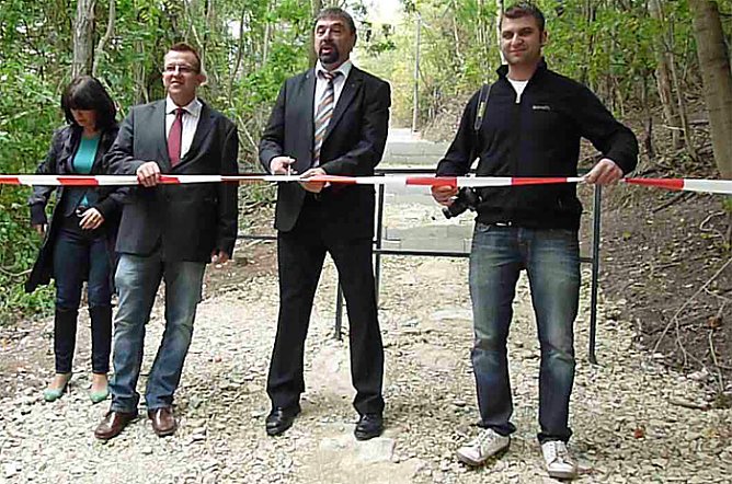 Wanderweg übergeben (Foto: Karl-Heinz Herrmann) Wanderweg übergeben (Foto: Karl-Heinz Herrmann)