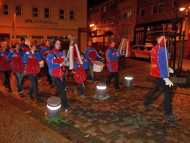 Lange Schlange (Foto: Karl-Heinz Herrmann)
