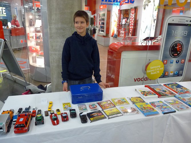 Heftiger Ansturm (Foto: Karl-Heinz Herrmann) Heftiger Ansturm (Foto: Karl-Heinz Herrmann)