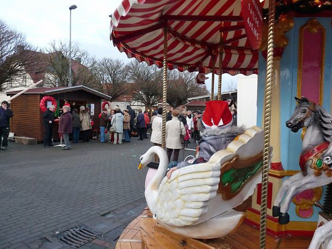 Weihnachtsmarkt (1) (Foto: Karl-Heinz Herrmann) Weihnachtsmarkt (1) (Foto: Karl-Heinz Herrmann)