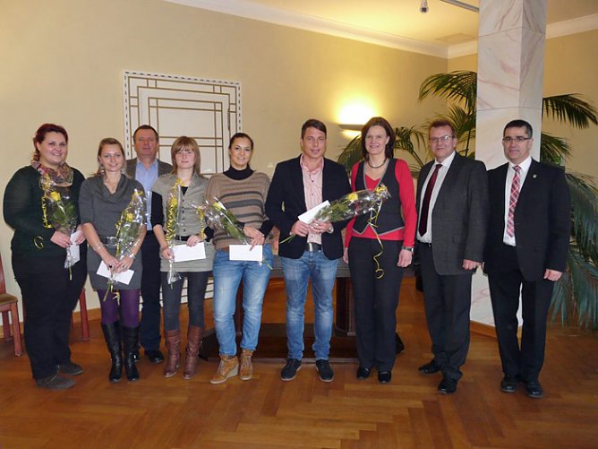 Zu Leistungen gratuliert (Foto: Landratsamt Kyffhäuserkreis) Zu Leistungen gratuliert (Foto: Landratsamt Kyffhäuserkreis)