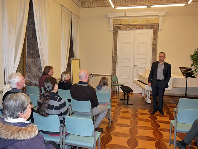 Ästhetik herabhängender Tapeten (Foto: Karl-Heinz Herrmann) Ästhetik herabhängender Tapeten (Foto: Karl-Heinz Herrmann)