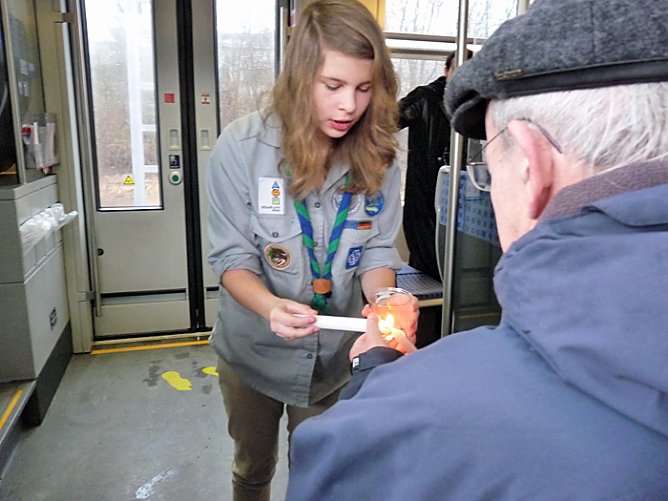 Friedenslicht angekommen (Foto: Karl-Heinz Herrmann) Friedenslicht angekommen (Foto: Karl-Heinz Herrmann)