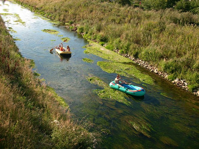 Schlauchboot auf der Wipper (Foto: Karl-Heinz Herrmann)