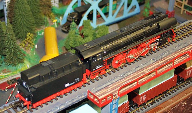 Sein Hobby ist die Modelleisenbahn (Foto: Hans-Jürgen Schmidt) Sein Hobby ist die Modelleisenbahn (Foto: Hans-Jürgen Schmidt)