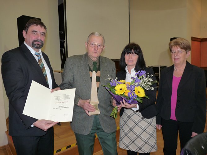 Ehrengabe erhalten (Foto: Karl-Heinz Herrmann)